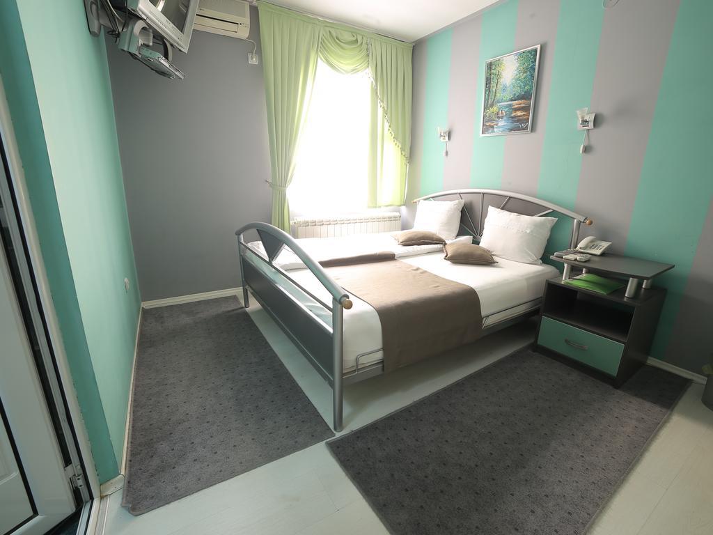 Hotel Zeneva Κραγκούγιεβατς Δωμάτιο φωτογραφία
