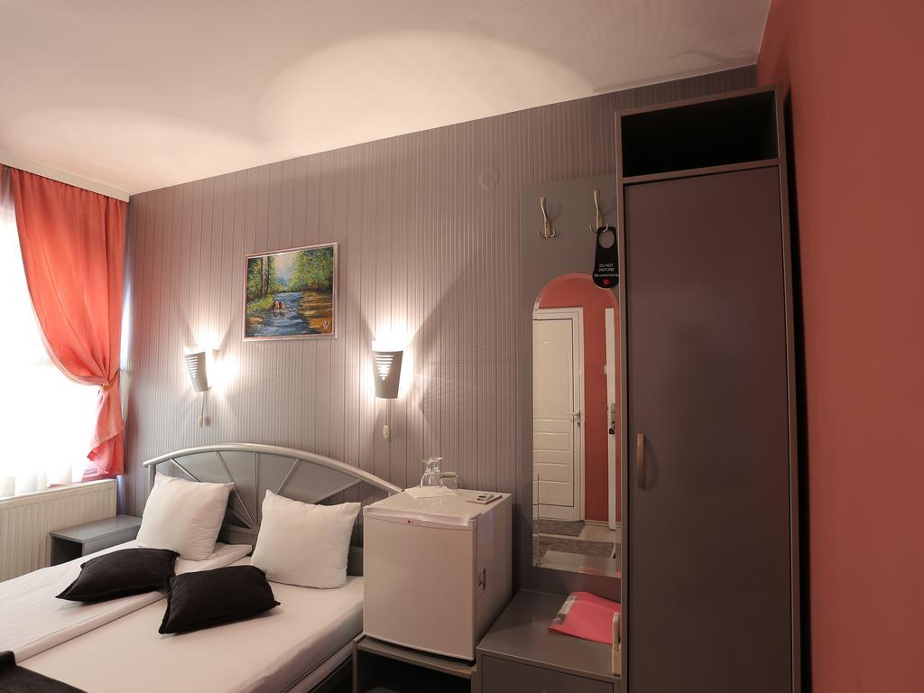 Hotel Zeneva Κραγκούγιεβατς Δωμάτιο φωτογραφία