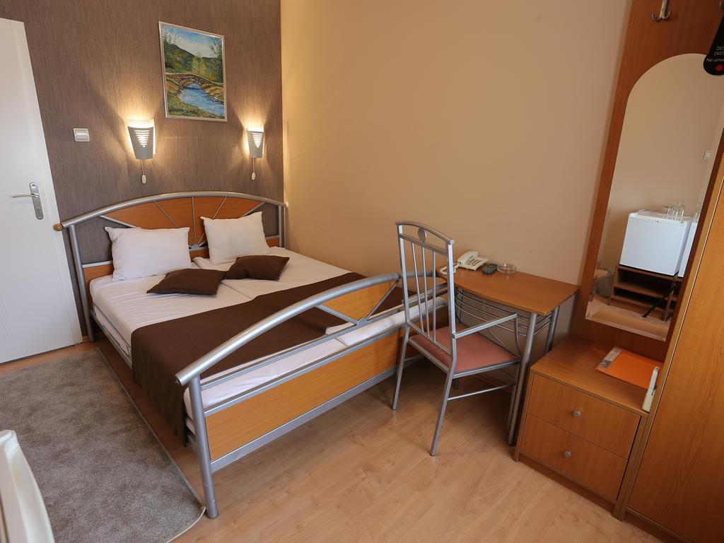 Hotel Zeneva Κραγκούγιεβατς Εξωτερικό φωτογραφία