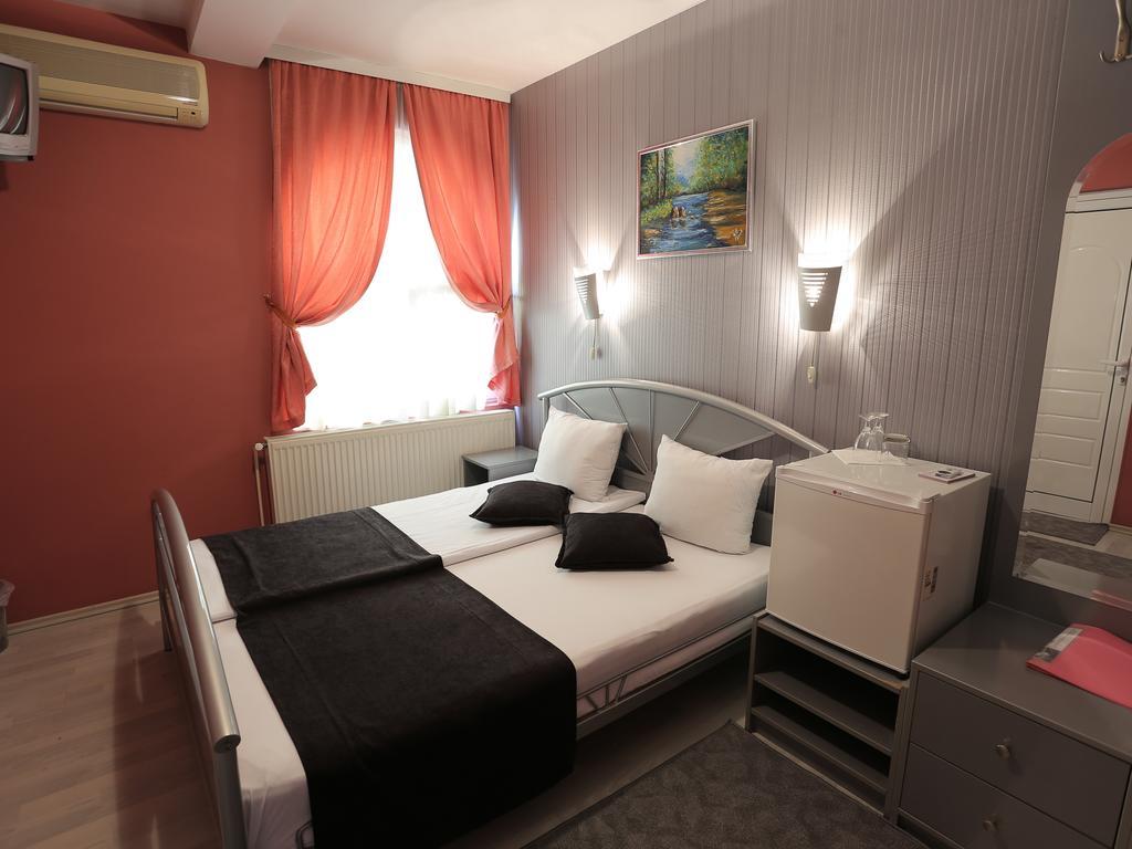 Hotel Zeneva Κραγκούγιεβατς Εξωτερικό φωτογραφία